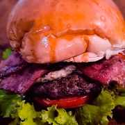 Burguer Artesanal: Take Bacon - Hambúrguer (Ingredientes: Pão de Brioche Tostado na Manteiga, Blend Bovino de 150g, Muçarela Derretida, Bacon Crocante, Alface, Tomate, Cebola Roxa, Maionese Especial)