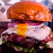 Burguer Artesanal: Take Tudo - Hambúrguer (Ingredientes: Pão de Brioche Tostado na Manteiga, Blend Bovino de 150g, Muçarela Derretida, Bacon Crocante, Ovo, Alface, Tomate, Cebola Roxa, Maionese Especial)