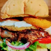 Burguer Gourmet: Take Carne Seca Gourmet - Hambúrguer (Ingredientes: Pão de Brioche Tostado na Manteiga, Blend de Carne Seca Cremoso de 120g, Queijo Parmesão Chapeado, Creme Cheese (Scala), Onion Ring, Alface, Tomate, Cebola Roxa, Maionese Especial)