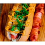 Hot Dog Gourmet: Hot Dog Super Bacon - Hot Dog (Ingredientes: Pão de Cachorro Quente de 20cm, Linguiça Toscana de 25 cm Envolto no Bacon, Maionese Caseira, Creme de Cheddar (Polenguinho), Muçarela Derretida, Queijo Provolone, Cheiro Verde)