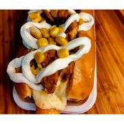 Hot Dog Gourmet: Hot Dog Super Frango Gourmet - Hot Dog (Ingredientes: Pão de Cachorro Quente de 20cm, Linguiça Frango de 25 cm, Pedaços Frango na Chapa, Cebola Roxa Chapeada, Creme de Cheddar (Polenguinho), Muçarela Derretida, Milho Verde)