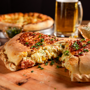 Calzone: Mignon 5 Formaggio - Calzone Grande (Ingredientes: Cheddar, Filé Mignon, Gorgonzola, Molho de Tomate, Mussarela, Orégano, Parmesão, Provolone)