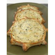 Esfihas Abertas: Esfiha Aberta de Mussarela - Esfiha recheada com mussarela e creme de ricota.