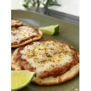 Esfihas Abertas: Esfiha Aberta de Muhammara - Esfiha recheada com pasta de pimentão vermelho, coberta com queijo.