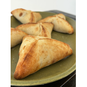 Esfihas Fechadas: Esfiha Fechada de Calabresa com Queijo - Esfiha com recheio de calabresa e queijo.