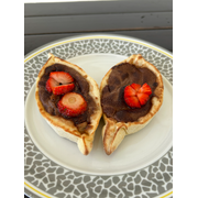 Esfihas Doces: Esfiha Doce de Chocolate com Morango - Esfiha recheada com chocolate e morango.