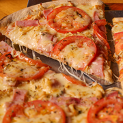 Especiais: Napolitana - Pizza Grande (Ingredientes: Presunto, Tomate, Parmesão)