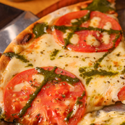 Tradicionais: Mussarela ao pesto - Pizza Grande (Ingredientes: Mussarela, Molho pesto de manjericão, Tomate)