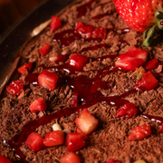 Doces: Sensação - Pizza Grande (Ingredientes: Chocolate Preto, Morango, Calda de Morango)