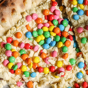 Doces: Confeti - Pizza Grande (Ingredientes: Chocolate Preto, Confeti)