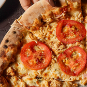 Especiais: Frango c/ Provolone - Pizza Grande (Ingredientes: Frango, Presunto, Provolone, Tomate)