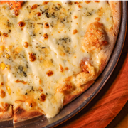 Especiais: Quatro Queijos - Pizza Grande (Ingredientes: Mussarela, Provolone, Parmesão, Catupiry)