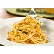 Massas A La Carte: SPAGHETTI AO ALHO E ÓLEO - Para uma pessoa (Ingredientes: AZEITE DE OLIVA, DENTE DE ALHO BEM PICADO, ESPECIARIAS)