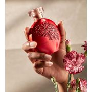 O Boticário: Floratta Red Desodorante Colônia 75ml - A fragrância feminina do Floratta Red Desodorante Colônia é inspirada na flor da Maçã de Vermont. A fragrância traz a delicadeza da flor da maçã e a doçura do fruto. Além de notas de saída de Frutas Vermelhas e Laranja. O corpo do Floratta Red é puro floral. Uma combinação de Flor de Laranjeira, Violeta, Flor de Lótus, Tuberosa e Flor de Beijo. Já as notas de base, que deixam o rastro da fragrância, trazem Chocolate Amargo, Musk, Sândalo, Cedro e Âmbar.