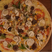 Tradicionais: Vegetariana - Pizza Grande (Ingredientes: Molho de Tomate, Muçarela,  Palmito,  Milho,  Tomate,  Pimentão, Azeitona,  Cebola,  Orégano)