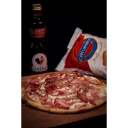 Especiais: Lombo Cremoso - Pizza Grande (Ingredientes: Molho de Tomate, Muçarela,  Lombo canadense, Bacon, Cebola,  Cream Cheese,  Orégano)