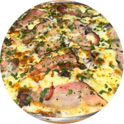 Esplêndidas: Costela ao Creme de Mandioca - Pizza Grande (Ingredientes: Molho de Tomate, Muçarela, Costela Bovina,  Creme de mandioca,  Bacon, Cebolinha Verde,  Orégano)