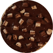 Doces: Kinder Bueno - Pizza Grande (Ingredientes: Muçarela,  Chocolate ao leite,  Chocolate branco,  Kinder Bueno)