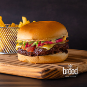burger brood: brood Du Burger - Hambúrguer (Ingredientes: Pão Tipo Brioche, Molho Brood, Hambúrguer Bovino, Cheddar Cremoso, Bacon Crispy, Muçarela, Pimentões, Maionese Verde, * Acompanha Porção de Batatas Fritas!)