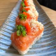 Especialidades: Batera Salmão (6 peças) - Base de arroz, salmão fresco, ovas, cebolinha e farofa de tempura