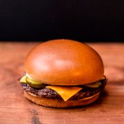 Hambúrguer: Burguer Grill - Cheeseburger (Ingredientes:  Hamburguer 100% bovino de 160g grelhado na brasa,  Ketchup,  Mostarda,  Picles, Pão brioche)