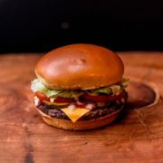 Hambúrguer: Cheeseburguer Salada BBQ Bacon - Cheeseburger (Ingredientes:  Alface,  Bacon,  Bbq,  Cebola,  Duas fatias de picles,  Duas fatias de queijo,  Hamburguer 100% bovino de 160g grelhado na brasa,  Maionese,  Tomate, Pão brioche)