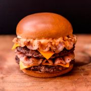 Hambúrguer: Mega Bacon - Mega Bacon (Ingredientes:  Bacon,  Duas a três camadas de hambúrguer 100% bovino de 160g grelhado na brasa,  Molho Mega Tasty,  Queijo, Pão brioche)
