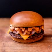 Hambúrguer: Mega Savaya Grill - Mega (Ingredientes:  Bacon na última camada,  Molho Mega Tasty,  Queijo,  Uma a três camadas de hambúrguer 100% bovino de 160g grelhado na brasa, Pão brioche)