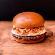 Hambúrguer: Mega Catupiry - Mega (Ingredientes:  Bacon,  Catupiry,  Molho Mega Tasty,  Uma a três camadas de hambúrguer 100% bovino de 160g grelhado na brasa, Pão brioche)