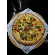 Especiais: QUEIJO BRIE - Pizza (Ingredientes: Azeitonas, Geleia de pimenta, Manjericão, Molho de tomate artesanal, Mussarela, Orégano, Queijo brie, Tomate Cereja)