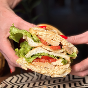 Lanches Artesanal: X-Frango - Lanches (Ingredientes: Alface, Filé de Frango, Mussarela, Pão Francês, Tomate)