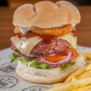 Hambúrguer: Prime BBQ Onion Rings - Hambúrguer (Ingredientes: 1 hambúrguer bovino, Alface Americana, Cebola Onion Rings, Cebola Roxa, Maionese, Molho Barbecue, Pão, Tomate)