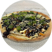 Especiais: Temaki Atum - Pizza Grande (Ingredientes: Atum, Azeitonas, Cebola, Cebolinha, Cobertura Catupiry, Cream Cheese, Gergelim, Molho Tarê, Orégano)