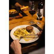 Carnes: Mignon al Tartufo - Medalhão de Mignon grelhado, servido com Pappardelle fresco, feito na casa, ao molho de gorgonzola, cogumelo paris e creme de trufas negras, finalizado com um toque de azeite trufado.
