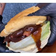 Hambúrguer Caseiro NA BRASA: CHURRASCO BBQ - LANCHE (Ingredientes: Abacaxi, Adc Hamb. cas. 150grs assado churrasco, Alface, Bacon, Molho 91, Molho Barbecue, Pão Tradicional, Queijo, Tomate)