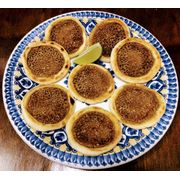 Esfihas Abertas: Esfiha Aberta de Zahtar - Esfiha recheada com Zahtar (tempero tradicional da culinária árabe), á base de tomilho, gergelim torrado, orégano e sal.