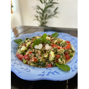 Saladas: Tabule - Embalagem 250 gr - Salada feita com trigo, tomate, alface, cebolinha, salsa, hortelã fresca e pepino sem casca. Temperada com pimenta síria, azeite e limão.