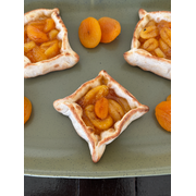 Esfihas Doces: Esfiha Doce de Damasco - Esfiha recheada com deliciosa calda de damascos.