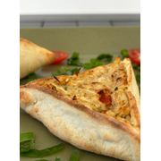 Esfihas Abertas: Esfiha Aberta de Frango - Esfiha recheada com frango desfiado e tempero da casa.