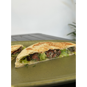 Sugestões: Beirute de Kafta - Unidade 125 gr - Delicioso sanduíche feito com pão sírio, coalhada seca, alface e vinagrete.