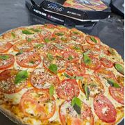 Tradicionais: Marguerita - Pizza Grande (Ingredientes: Molho de Tomate,  Parmesão,  Tomates,  Manjericão,  Mussarela,  Orégano)