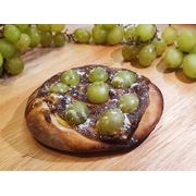 Esfihas Doces: Delicia de Inverno - Esfiha Doce (Ingredientes: chocolate branco gratinado, uva verde, leite ninho)