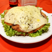 Beirutes: Calabresa - Beirute (Ingredientes: Mussarela, Maionese, Ovos, Salada, Orégano)