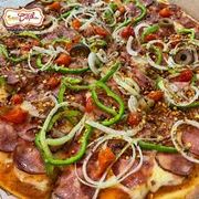 Tradicionais: Baiana - Grande (Ingredientes: Massa Artesanal, Mozzarella, Calabresa Ralada, Cebola, Pimentão, Ovos, Pimenta Dedo de Moça, Azeitona, Orégano)