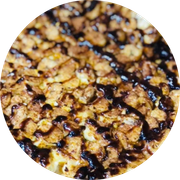 Doces: Banana Nevada - Pizza Grande (Ingredientes: Mussarela, Banana, Chocolate Branco, Canela)