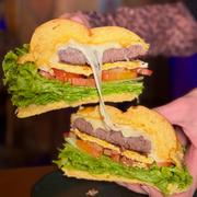 Lanches Artesanal: X-Egg - Lanches (Ingredientes: + Hamburguer Angus 160g, Alface, Mussarela, Ovo, Pão de Brioche, Tomate)