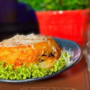 Batata Suíça: Filé Mignon com Gorgonzola - Batata Suíça (Ingredientes: Filé Mignon, Gorgonzola, Mussarela, Parmesão)