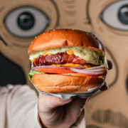 Burgers: Mafioso - Burger (Ingredientes: Pão Brioche Prime, Hambúrguer 160g Defumado, Bacon, Alface, Tomate, Cebola Roxa, Ketchup, Mostarda, Maionese Verde, American Cheese Cheddar)