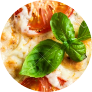 Tradicionais: 13-Marguerita - Pizza Pequena (Ingredientes: Azeitona, Manjericão, Molho, Mussarela, Orégano, Tomate)