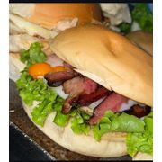 Hambúrguer: X-Frango - Hambúrguer (Ingredientes: Alface, Batata Palha, Catupiry, Cheddar, Frango, Hambúrguer Aurora, Milho, Molho Especial, Pão, Presunto, Queijo, Tomate)